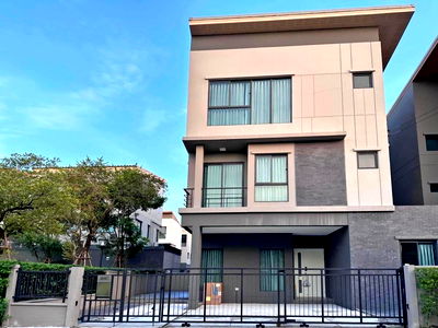 Townhouses for rent : WS6813 🏡 Luxurious 3-story villa, Baan Klang Muang Ramintra 83 Station, corner unit with garden view. Rent only 65,000 baht/month.