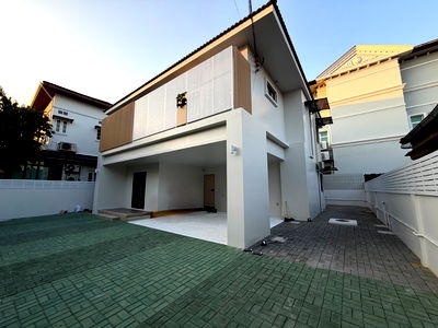 เช่าบ้านเดี่ยว โกลเด้น เพลส พระราม 9 : บ้านให้เช่าในห้วยขวาง ใกล้โรงเรียนนานาชาติและสิ่งอำนวยความสะดวกมากมาย