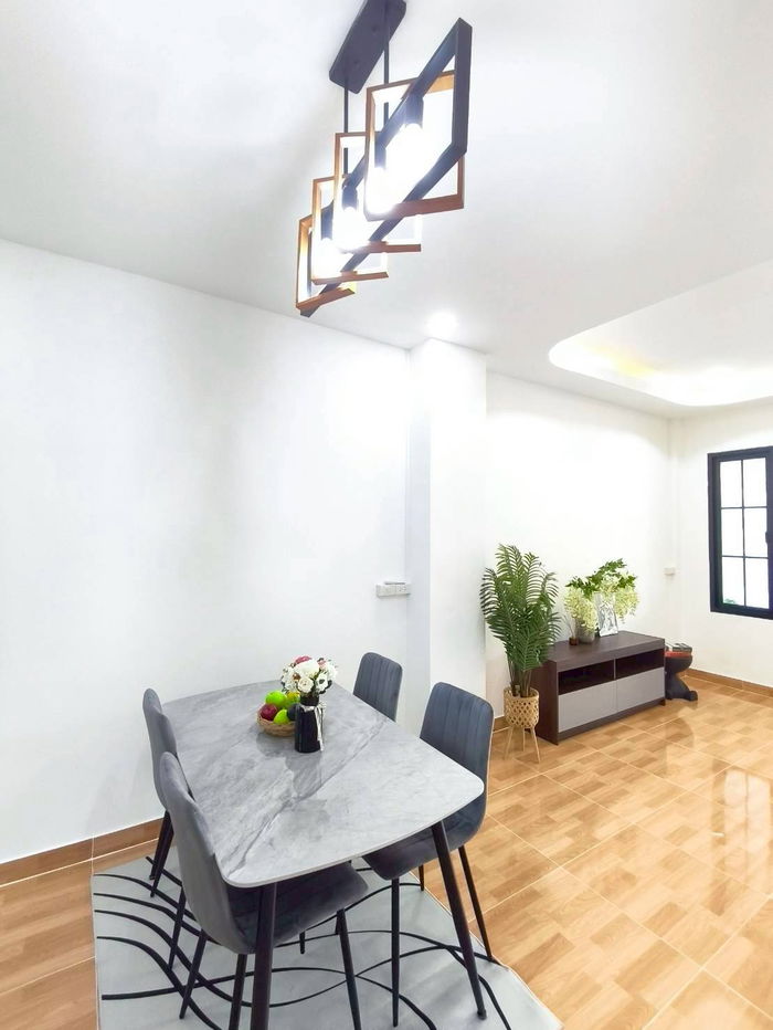 รูป ทาวน์เฮ้าส์2ชั้น รีโนเวทใหม่ สไตล์โมเดิร์น ระเบียงกว้าง หมู่บ้านเพชรไพลิน พระยาสุเรนทร์ 30 บางชัน คลองสามวา เข้าอยู่ได้เลย แต่งครบ ใกล้รถไฟฟ้า - รูปที่ 8/40