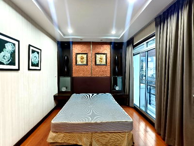 Townhouses for sale Phranakhon Rajabhat University : 3-story townhome in Areeya Mova Kaset-Nawamin Village.