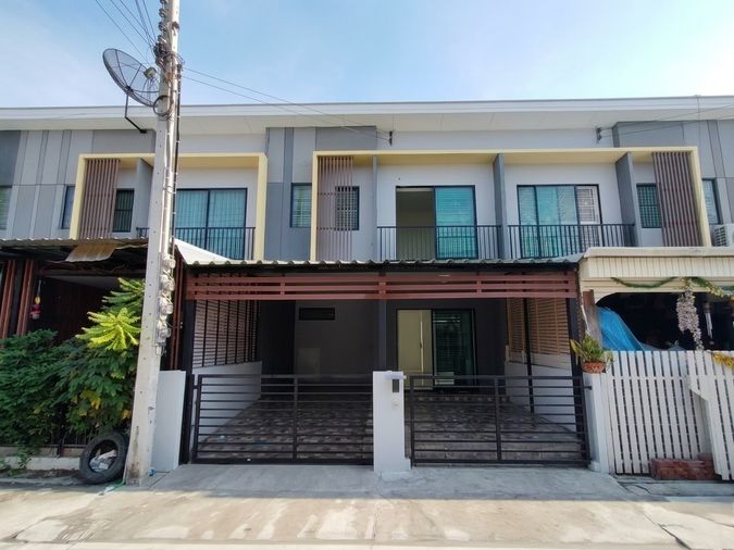 townhome in good condition for sale at The Connect 33 Onnut–Wongwaen 1, with a tenant in place (contract until March 2027) – ideal for investment.