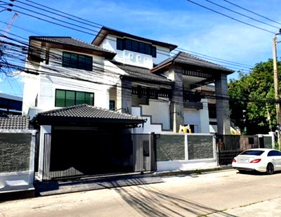 เช่าโฮมออฟฟิศ ท่าเรือม.รามคำแหง :  ให้เช่าอาคาร / Home Office 4.5 ชั้น ย่านทาวน์อินทาวน์ ถนนศรีวรา / แอร์ 7 เครื่อง / จอดรถ 7 คัน / เหมาะเป็นสำนักงาน จดบริษัทได้