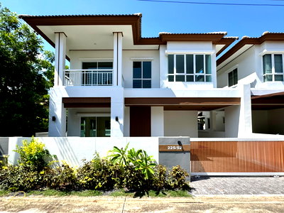 Houses for sale Thalang Phuket : Siri Village Paklok, near the Victory Monument. Only 500 meters past PTT Paklok gas station. Just 3 km from Robinson Lifestyle Thalang.