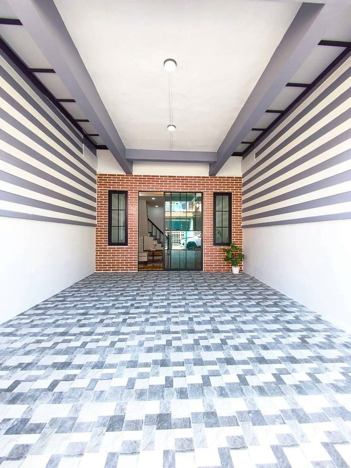 รูป ทาวน์เฮ้าส์2ชั้น รีโนเวทใหม่ สไตล์โมเดิร์น ระเบียงกว้าง หมู่บ้านเพชรไพลิน พระยาสุเรนทร์ 30 บางชัน คลองสามวา เข้าอยู่ได้เลย แต่งครบ ใกล้รถไฟฟ้า - รูปที่ 5/40