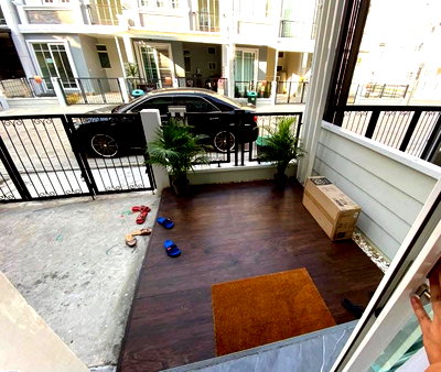 Townhouses for rent Thonburi Vocational College : Golden Town Sathorn for rent nice house ready to move