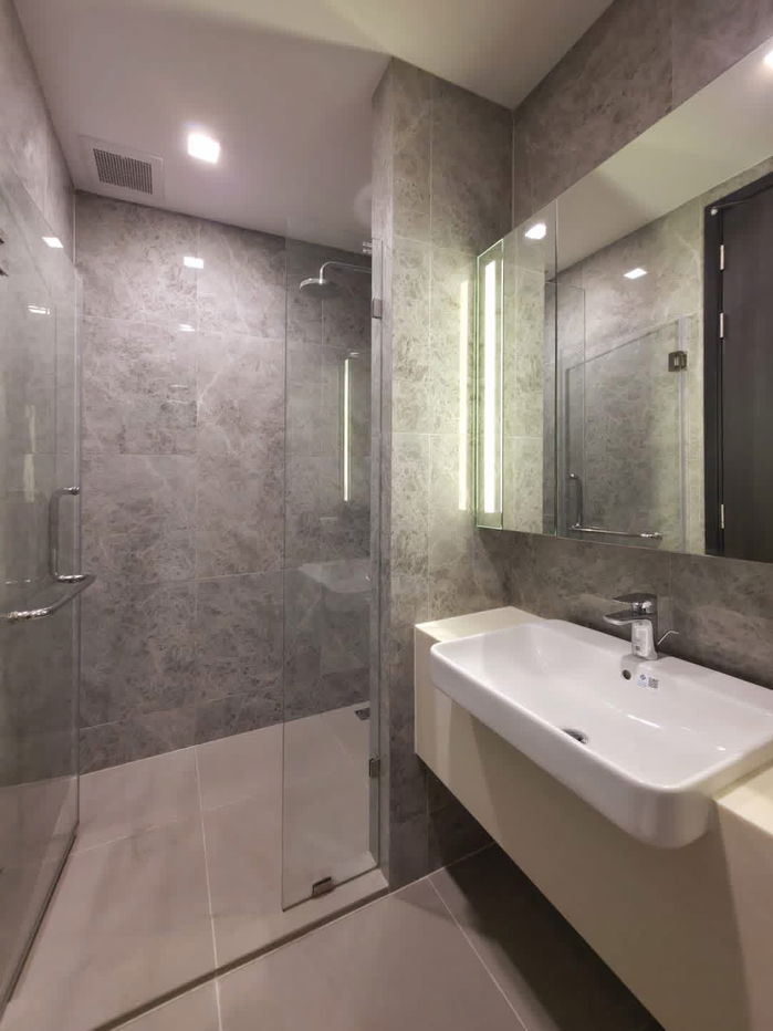 picture Noble Around Ari - 9/10