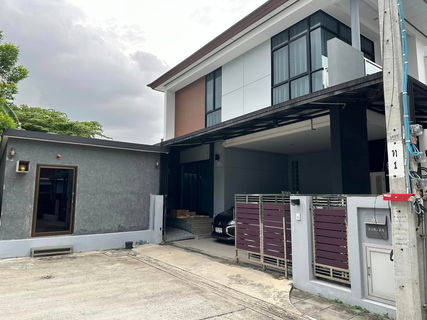 ขาย…บ้านเดียว สองชั้นตกแต่งเรียบร้อย หมู่บ้านวิสดอมกรีนทาวน์ 2 เพชรเกษม 69 ถนนเลียบคลองภาษีเจริญฝั่งใต้ เข้าออกบ้านง่าย อยู่ ซอย 2
