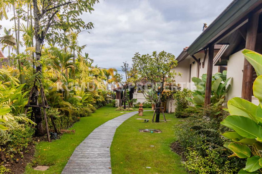 picture Luxury house with swimming pool, 360-degree view, - 24/80