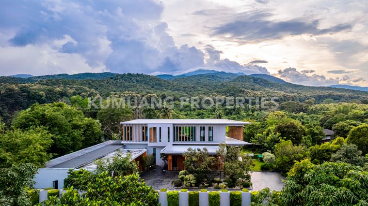 บ้านหรูสไตล์โมเดิร์น พร้อมวิวภูเขาและทุ่งนา เนื้อที่กว่า 2 ไร่ ใกล้สถานที่ท่องเที่ยวชื่อดังแม่ริม 