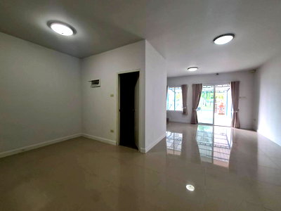 เช่าทาวน์โฮม แม่ริม เชียงใหม่ : บ้าน ในหมู่บ้านกาญจน์กนกทาวน์ 2  หลังแม็คโครแม่ริม ให้เช่า 11,000 บาท/เดือน