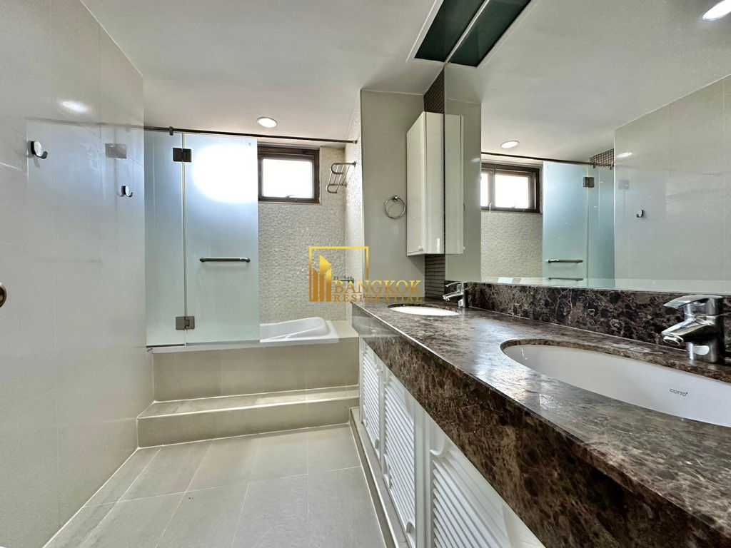 รูป Renovated 4 Bedroom Duplex Apartment in Phrom Phong Area - BR21038AP - รูปที่ 21/50