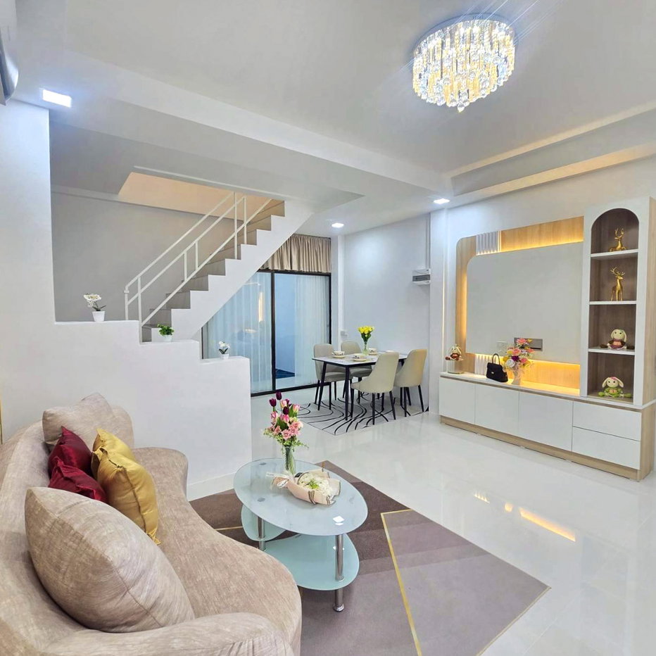 รูป 3 Bedroom Townhome for Sale in East Pattaya - รูปที่ 2/11