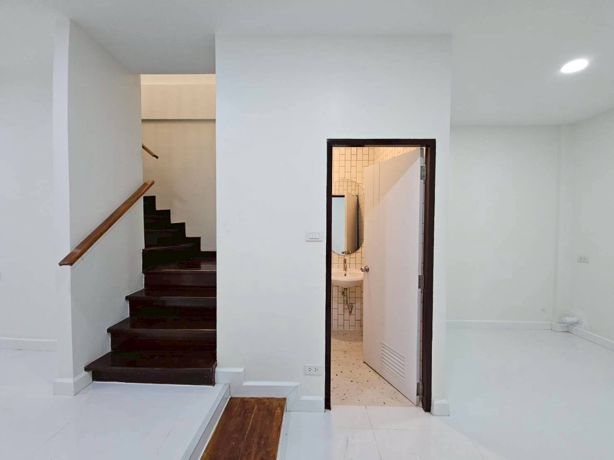 รูป ขายบ้านรีโนเวท 🚩ทำเลดี ย่านเลียบด่วน 🏡ทาวน์โฮม 2 ชั้น เนื้อที่ 17 ตร.ว. 👉 2 ห้องนอน 2 ห้องน้ำ ราคาเพียง 3.59 ล้านบาท - รูปที่ 6/18