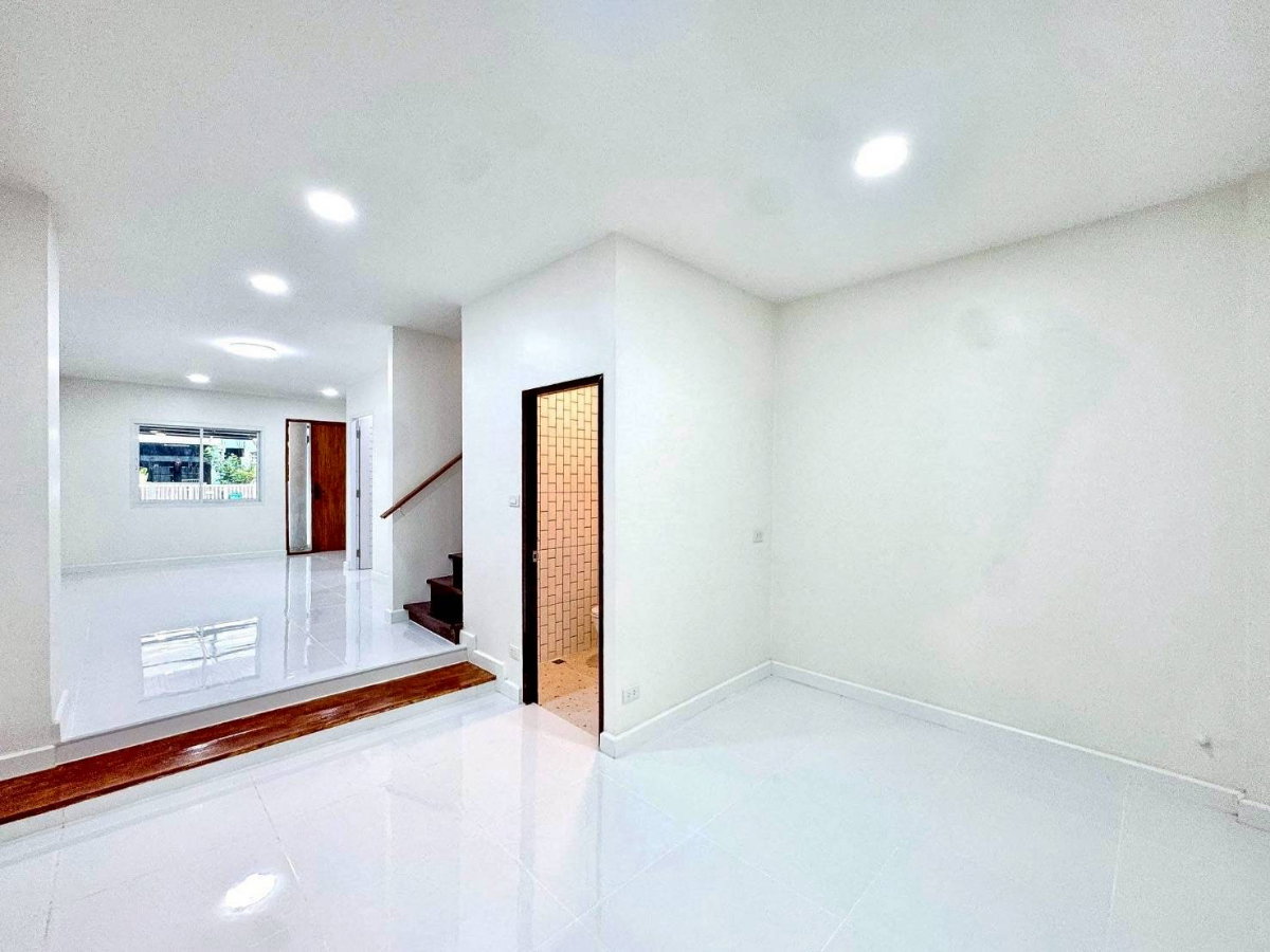 รูป ขายบ้านรีโนเวท 🚩ทำเลดี ย่านเลียบด่วน 🏡ทาวน์โฮม 2 ชั้น เนื้อที่ 17 ตร.ว. 👉 2 ห้องนอน 2 ห้องน้ำ ราคาเพียง 3.59 ล้านบาท - รูปที่ 12/18