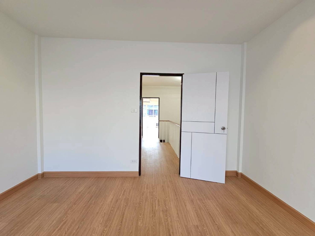 รูป ขายบ้านรีโนเวท 🚩ทำเลดี ย่านเลียบด่วน 🏡ทาวน์โฮม 2 ชั้น เนื้อที่ 17 ตร.ว. 👉 2 ห้องนอน 2 ห้องน้ำ ราคาเพียง 3.59 ล้านบาท - รูปที่ 8/18