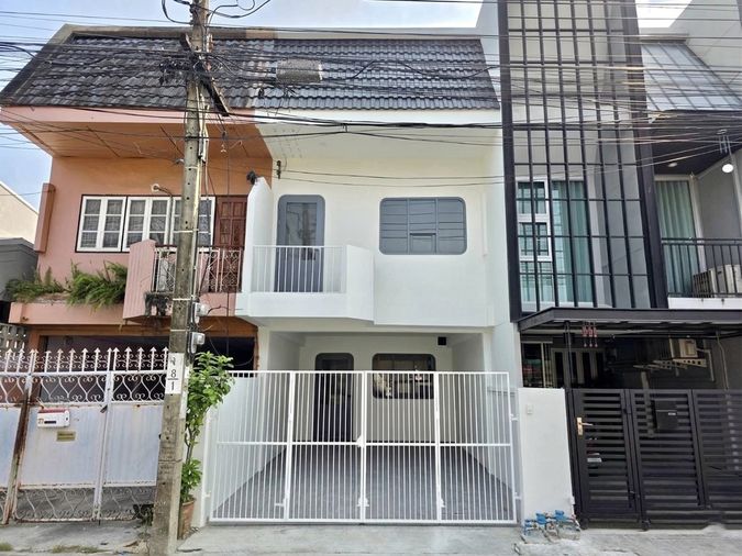 R072 ✨🏡 ทาวน์เฮาส์รีโนเวทใหม่ ย่านโชคชัย 4 ใกล้รถไฟฟ้า เดินทางสะดวก  ราคาพิเศษเพียง 4.99 ล้านบาท