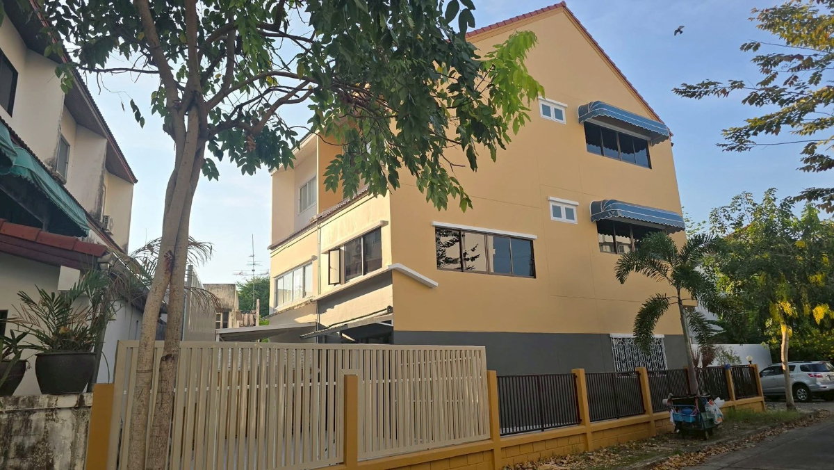 รูป 🏡 ปล่อยเช่าทาวน์เฮ้าส์รีโนเวทใหม่ สัมมากร รามคำแหง 122 3 ห้องนอน 2 ห้องน้ำ ทำเลสงบ เดินทางสะดวก ใกล้รถไฟฟ้า ทางด่วน #รับต่างชาติ  - รูปที่ 2/8