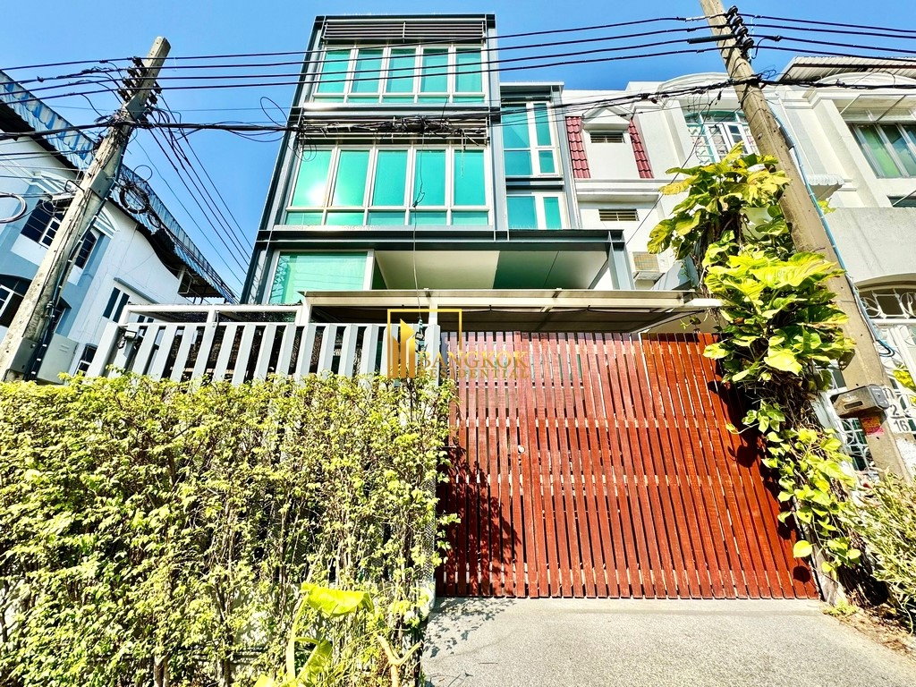 รูป Modern 2 Bedroom Townhouse For Sale in Rama 9 Area - BR49026TH - รูปที่ 1/29