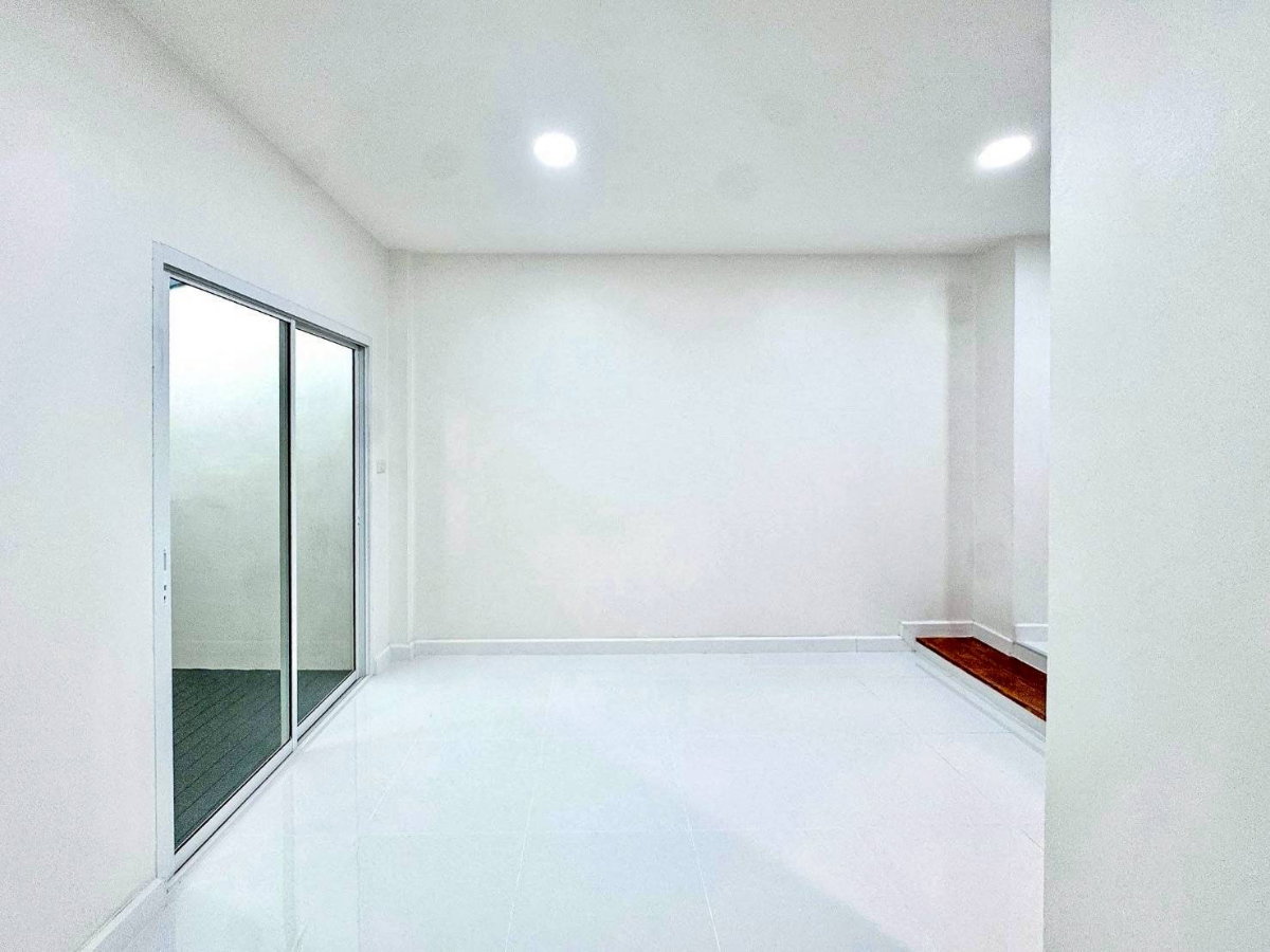 รูป ขายบ้านรีโนเวท 🚩ทำเลดี ย่านเลียบด่วน 🏡ทาวน์โฮม 2 ชั้น เนื้อที่ 17 ตร.ว. 👉 2 ห้องนอน 2 ห้องน้ำ ราคาเพียง 3.59 ล้านบาท - รูปที่ 14/18