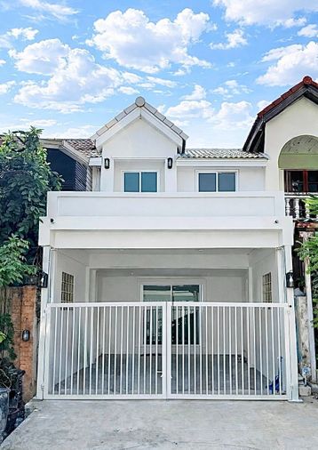 R070 ✨ บ้านสวยรีโนเวทใหม่ ลาดพร้าว101 ใกล้รถไฟฟ้าเพียง 5 นาที! ราคาพิเศษ 2.89 ล้านเท่านั้น 