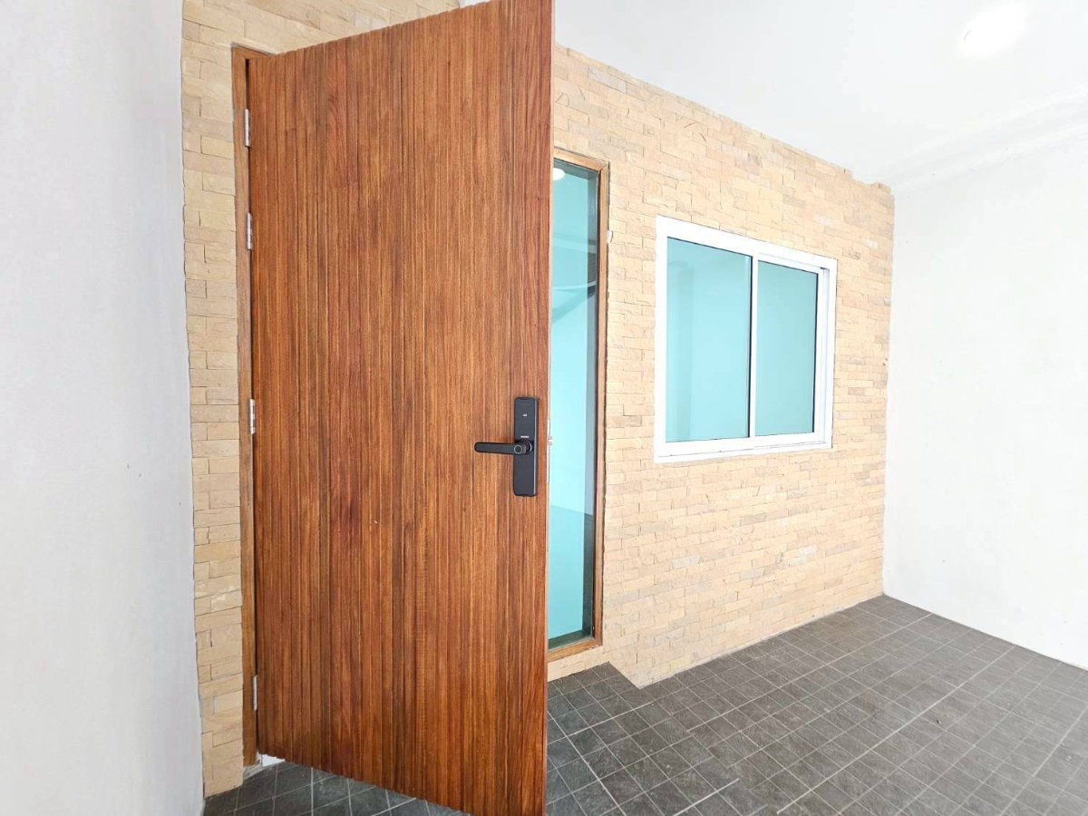 รูป ขายบ้านรีโนเวท 🚩ทำเลดี ย่านเลียบด่วน 🏡ทาวน์โฮม 2 ชั้น เนื้อที่ 17 ตร.ว. 👉 2 ห้องนอน 2 ห้องน้ำ ราคาเพียง 3.59 ล้านบาท - รูปที่ 4/18