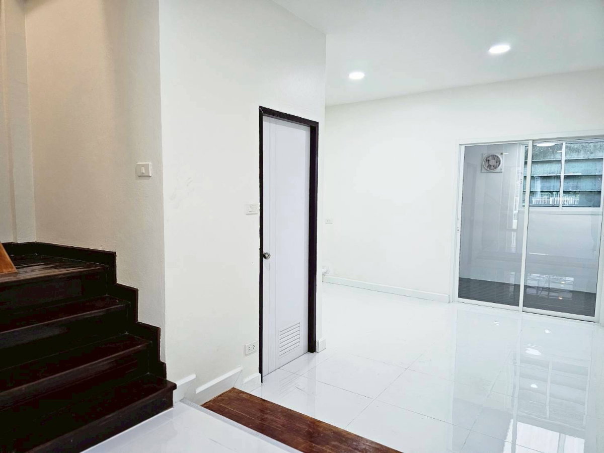 รูป ขายบ้านรีโนเวท 🚩ทำเลดี ย่านเลียบด่วน 🏡ทาวน์โฮม 2 ชั้น เนื้อที่ 17 ตร.ว. 👉 2 ห้องนอน 2 ห้องน้ำ ราคาเพียง 3.59 ล้านบาท - รูปที่ 10/18