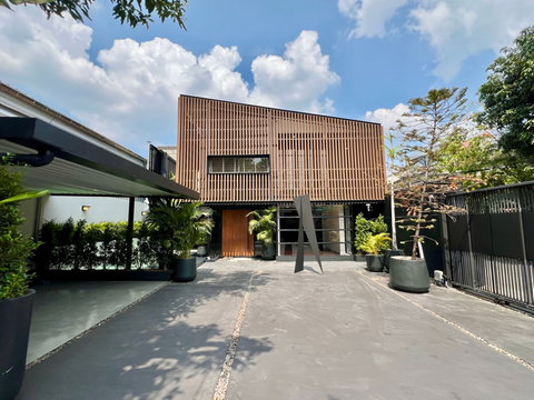 🏡 [For Sale] Modern Loft Pool Villa in Sukhumvit 77 (On Nut 17)  7 Multi-Purpose Rooms + Master Bedroom | Newly Renovated | Near BTS On Nut