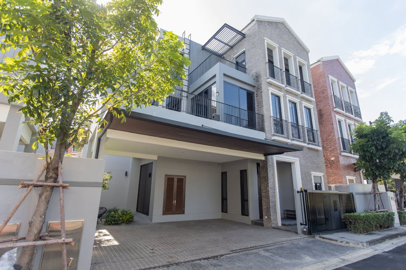 บ้านเดี่ยวให้เช่า : 🏡✨ ให้เช่าบ้านเดี่ยว 3 ชั้น ย่านเอกมัย–รามอินทรา | บ้านหรู พร้อมเฟอร์ครบ รับชาวต่างชาติ ✨🏡