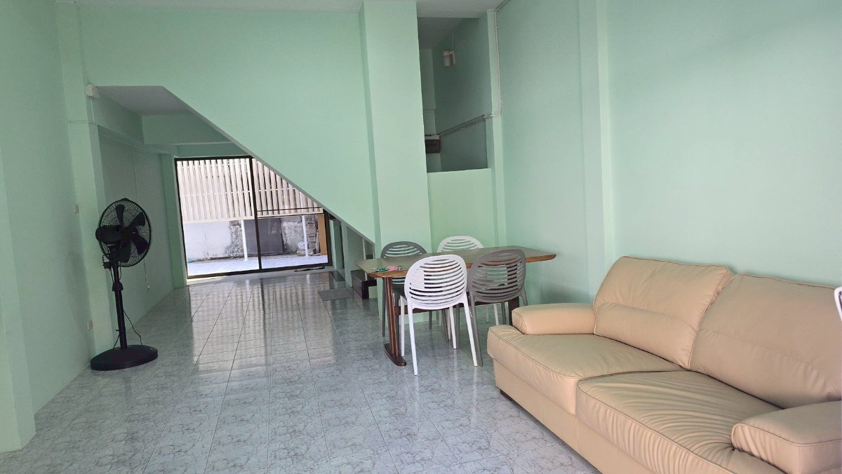 รูป 🏡 ปล่อยเช่าทาวน์เฮ้าส์รีโนเวทใหม่ สัมมากร รามคำแหง 122 3 ห้องนอน 2 ห้องน้ำ ทำเลสงบ เดินทางสะดวก ใกล้รถไฟฟ้า ทางด่วน #รับต่างชาติ  - รูปที่ 3/8