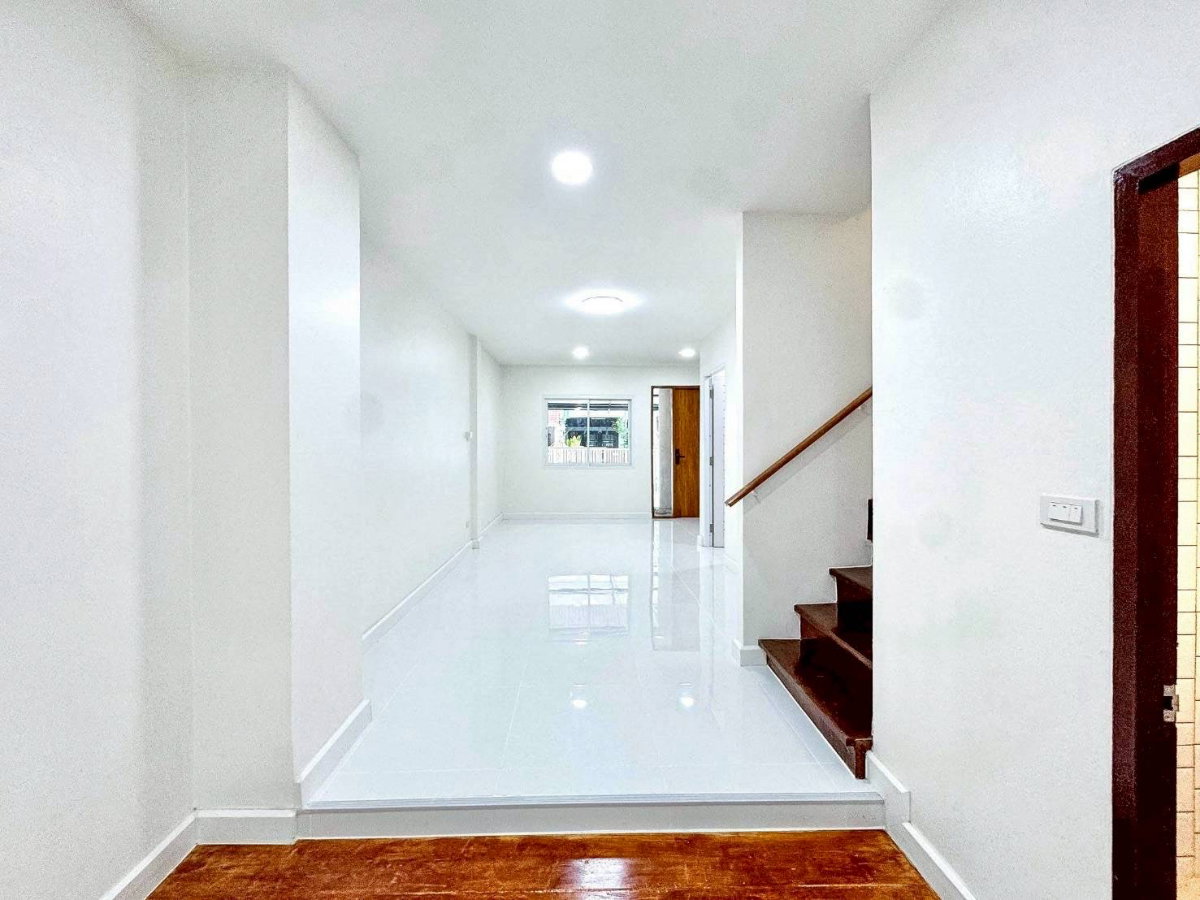 รูป ขายบ้านรีโนเวท 🚩ทำเลดี ย่านเลียบด่วน 🏡ทาวน์โฮม 2 ชั้น เนื้อที่ 17 ตร.ว. 👉 2 ห้องนอน 2 ห้องน้ำ ราคาเพียง 3.59 ล้านบาท - รูปที่ 11/18