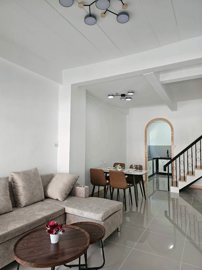 รูป ทาวน์เฮ้าส์ รีโนเวทใหม่ ทำเลดี หมู่บ้านรุ่งกิจวิลล่า 4 ซอยร่มเกล้า 54 คลองสามประเวศ ลาดกระบัง เฟอร์นิเจอร์สวย น่าอยู่ ราคาถูก - รูปที่ 2/11