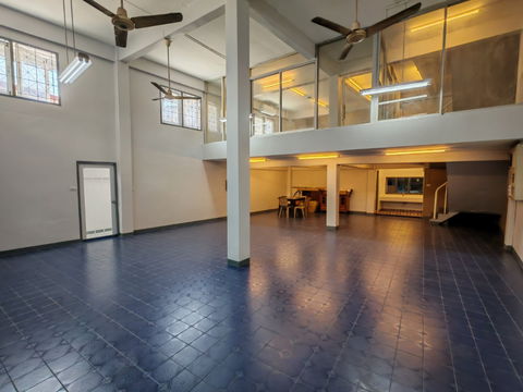 2-unit corner shophouse for rent in Soi Charoen Nakhon 53. Parking available. Quiet and peaceful, suitable for residential use or home office.📌