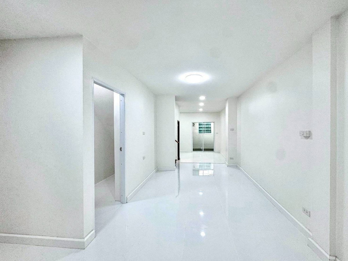 รูป ขายบ้านรีโนเวท 🚩ทำเลดี ย่านเลียบด่วน 🏡ทาวน์โฮม 2 ชั้น เนื้อที่ 17 ตร.ว. 👉 2 ห้องนอน 2 ห้องน้ำ ราคาเพียง 3.59 ล้านบาท - รูปที่ 13/18