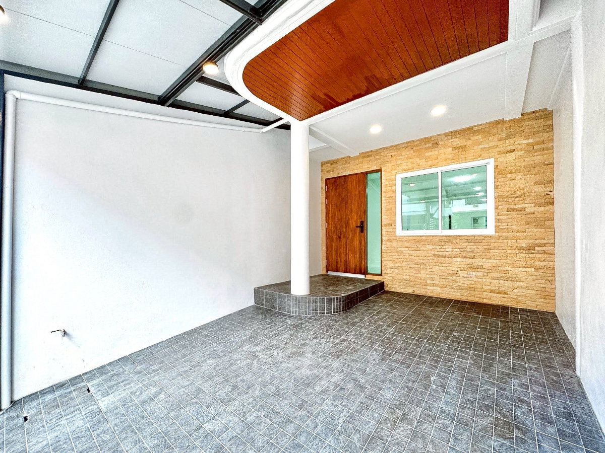 รูป ขายบ้านรีโนเวท 🚩ทำเลดี ย่านเลียบด่วน 🏡ทาวน์โฮม 2 ชั้น เนื้อที่ 17 ตร.ว. 👉 2 ห้องนอน 2 ห้องน้ำ ราคาเพียง 3.59 ล้านบาท - รูปที่ 2/18