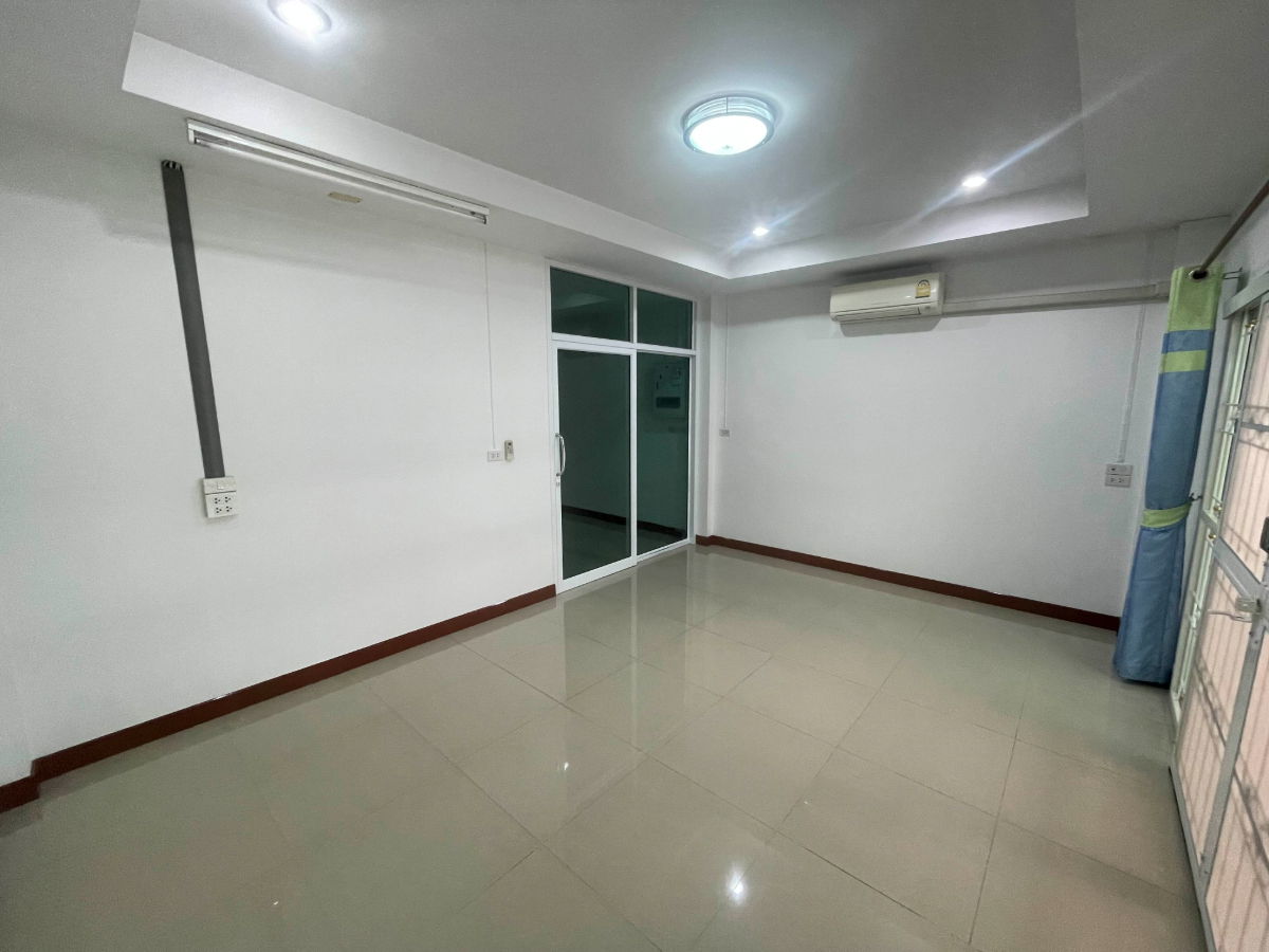 รูป ทาวน์เฮาส์ให้เช่า พร้อมเข้าอยู่ หน้ากว้าง5เมตร ยาว20เมตร ลาดกระบัง ใกล้สุวรรณภูมิ - รูปที่ 2/13