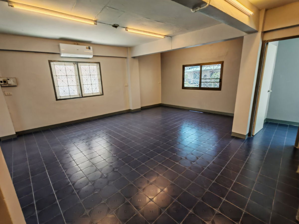 รูป หลังมุม 2คูหา ปรับปรุงใหม่ เช่าตึกแถว ซอย เจริญนคร 53 มีที่จอดรถ เงียบสงบ เหมาะอยู่อาศัย โฮมออฟฟิศ - รูปที่ 9/22