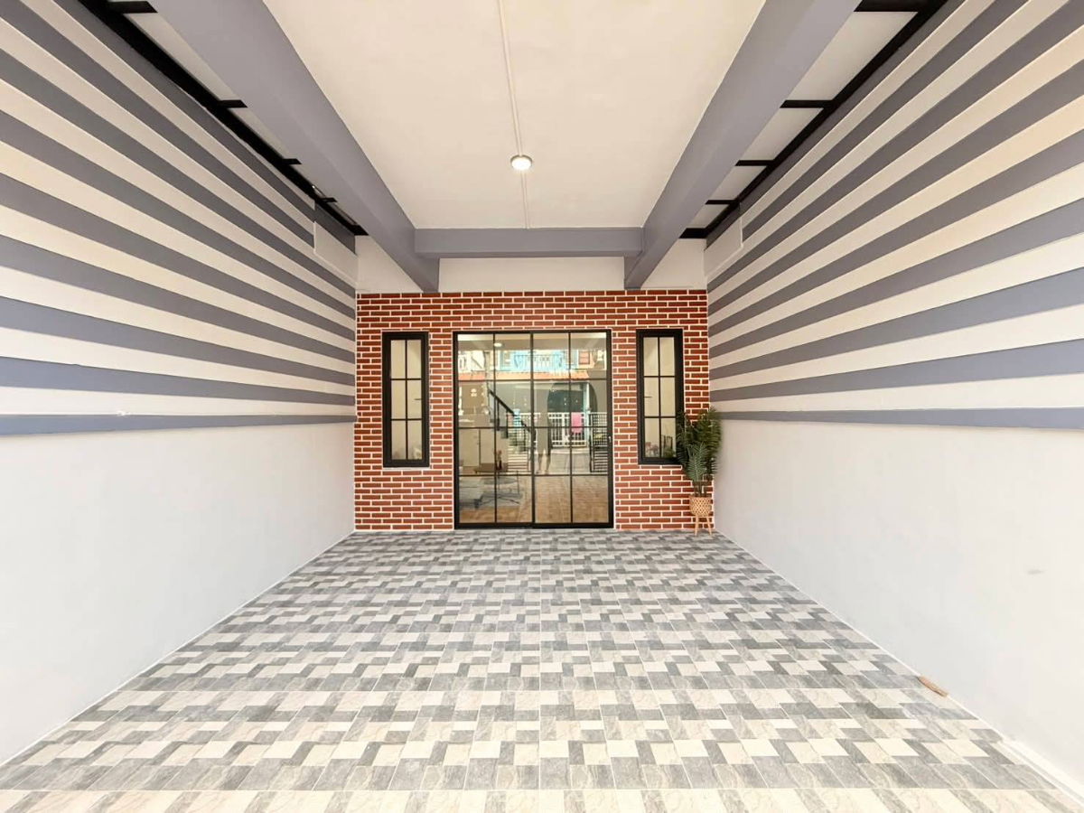 รูป ทาวน์เฮ้าส์2ชั้น รีโนเวทใหม่ สไตล์โมเดิร์น ระเบียงกว้าง หมู่บ้านเพชรไพลิน พระยาสุเรนทร์ 30 บางชัน คลองสามวา เข้าอยู่ได้เลย แต่งครบ ใกล้รถไฟฟ้า - รูปที่ 3/40