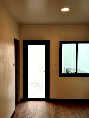 เช่าทาวน์โฮม การประปานครหลวง บางเขน : ให้เช่าทาวน์เฮ้าส์ ปรับปรุงใหม่ ใกล้สนามมวยลุมพินี รามอินทรา