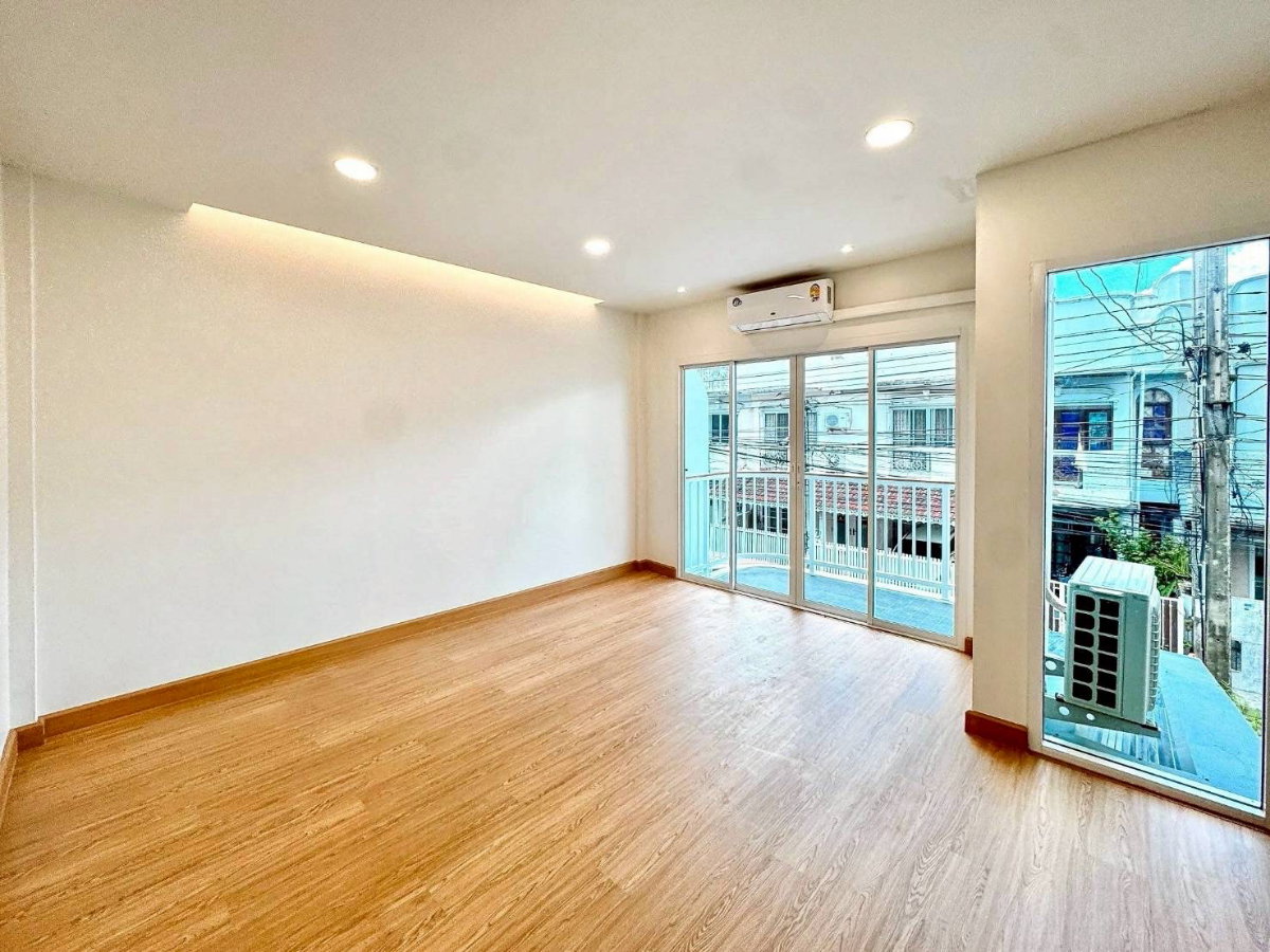 รูป ขายบ้านรีโนเวท 🚩ทำเลดี ย่านเลียบด่วน 🏡ทาวน์โฮม 2 ชั้น เนื้อที่ 17 ตร.ว. 👉 2 ห้องนอน 2 ห้องน้ำ ราคาเพียง 3.59 ล้านบาท - รูปที่ 16/18
