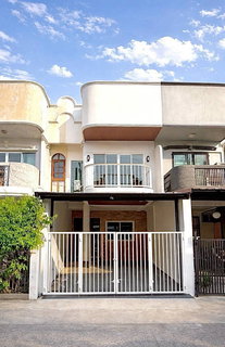 ขายบ้านรีโนเวท 🚩ทำเลดี ย่านเลียบด่วน 🏡ทาวน์โฮม 2 ชั้น เนื้อที่ 17 ตร.ว. 👉 2 ห้องนอน 2 ห้องน้ำ ราคาเพียง 3.19 ล้านบาท