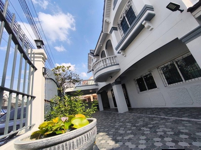 รูป MHR60 เช่าบ้านเดี่ยวรีโนเวทใหม่ 6 นอน 8 แอร์ สุขุมวิท 101/1 จดบริษัทได้-เลี้ยงสัตว์ได้ พื้นที่กว้าง จอดรถได้หลายคัน - รูปที่ 1/4