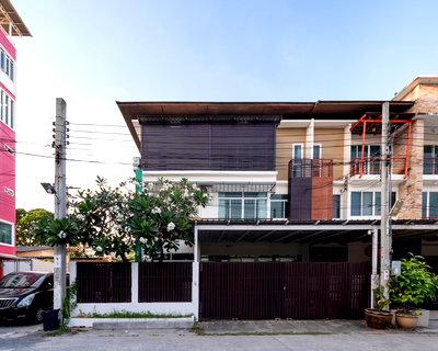 เช่าโฮมออฟฟิศ ม.รัตนบัณฑิต (อาแบค) : 🏢 ให้เช่าทาวน์โฮม/ โฮมออฟฟิศหลังมุม 3 ชั้น | ลาดพร้าว 112 ✨ รีโนเวทใหม่ทั้งหลัง พื้นที่ขนาดใหญ่ เหมาะทั้งอยู่อาศัยและทำสำนักงาน