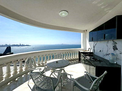 ขายคอนโด : 2 Bedroom Condo for Sale at Sky Beach Condo Wongamat Pattaya