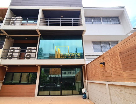Renovated 4 Bedroom Townhouse For Rent in Phrom Phong - BR8803TH