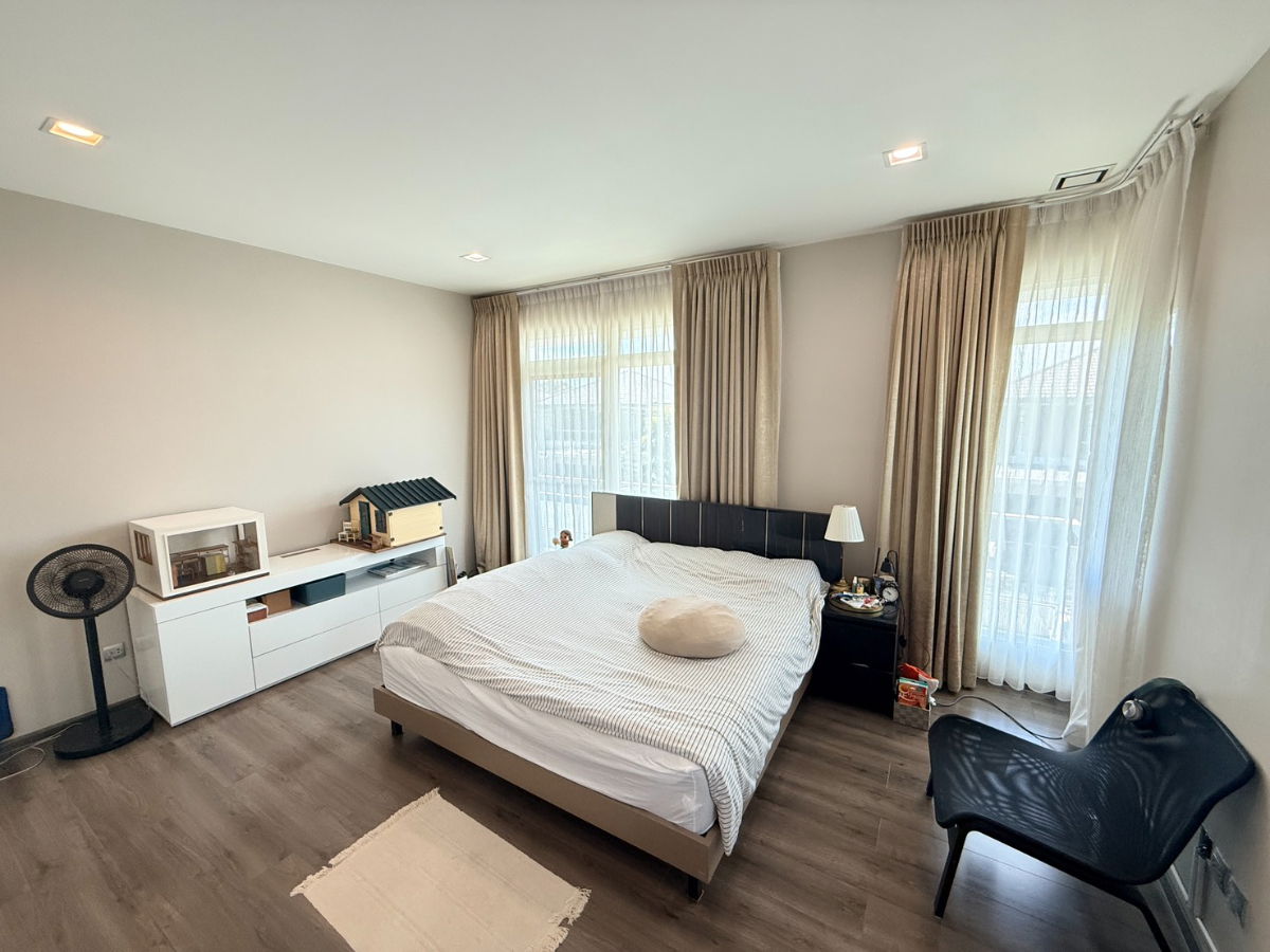 picture MN05059 - Mantana Onnut - Wongwaen 5 : Megabangna - 3/10