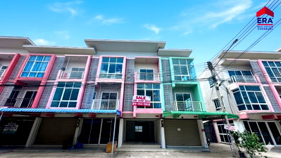 อาคารพาณิชย์ นิคมราชชลบุรี : ถูกมาก อาคารพาณิชย์ 3 ชั้น ทำเลค้าขาย ศรีราชา เพียง 2.49 ล้าน  ทำเลดี ติดถนน หนองยายบู่ ศรีราชา ใกล้นิคมปิ่นทอง