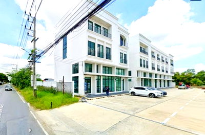 เช่าอาคารพาณิชย์ ปทุมธานี : รังสิตคลอง4 อาคารพาณิชย์ หัวมุม 3.5 ชั้น 29 ตร.ว. คุณคือผู้ใช้คนแรก รังสิต-นครนายก 77- 85 หน้ากว้างอาคาร 5 เมตร