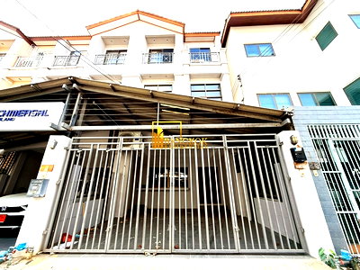 เช่าทาวน์โฮม พระโขนงใต้ : Spacious 3 Bedroom Townhouse Located in On Nut Area - BR8769TH