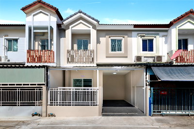 ขายทาวน์โฮม : ทาวน์โฮม 2 ชั้น รีโนเวทใหม่ ไลโอ วงแหวน-ปิ่นเกล้า (ต้นซอยวัดพระเงิน) ต่อเติมครบพร้อมอยู่