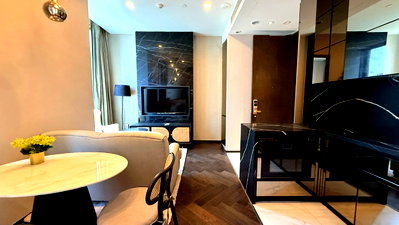 Condos for rent : Condo for rent: The Esse 36, beautiful and new 1-bedroom unit, fully furnished, near BTS Thonglor. Special price.